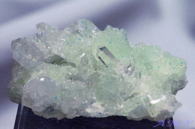ナミビア産プレナイト・水晶の綺麗な標本