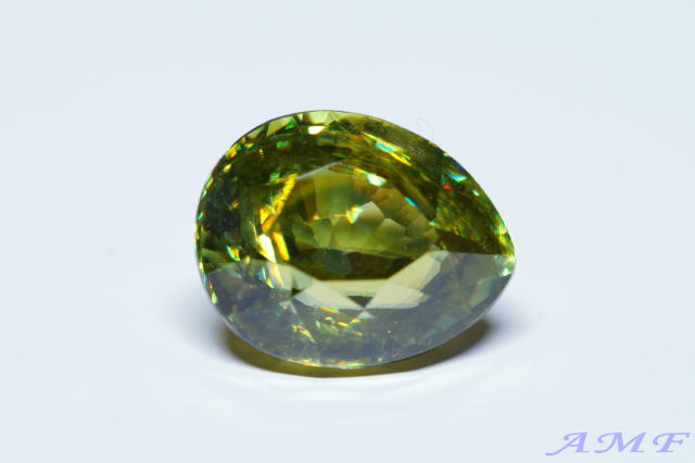 マダガスカル産グリーンスフェーンの綺麗なペアシェイプ1.58ct1